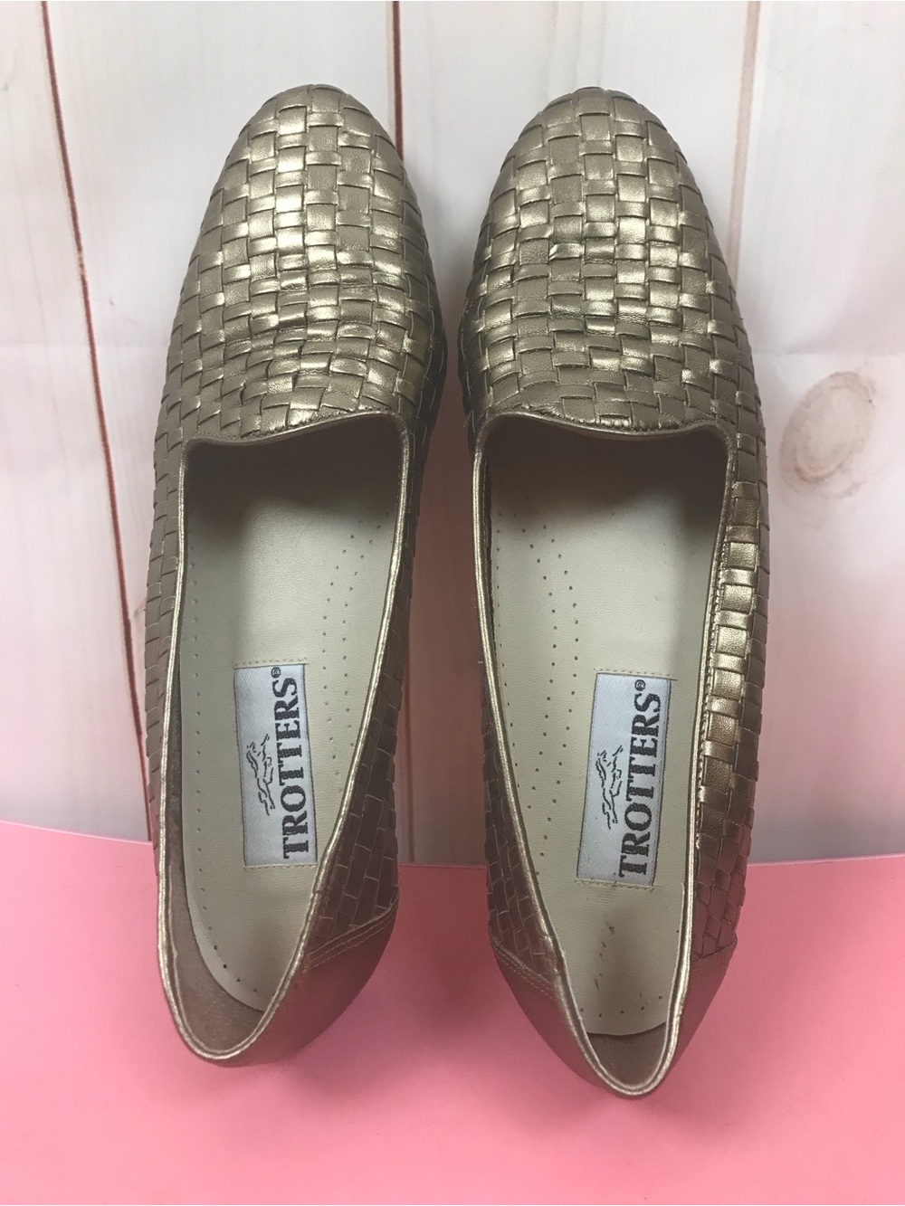 Trotters Women’s Gold Flats Size 9